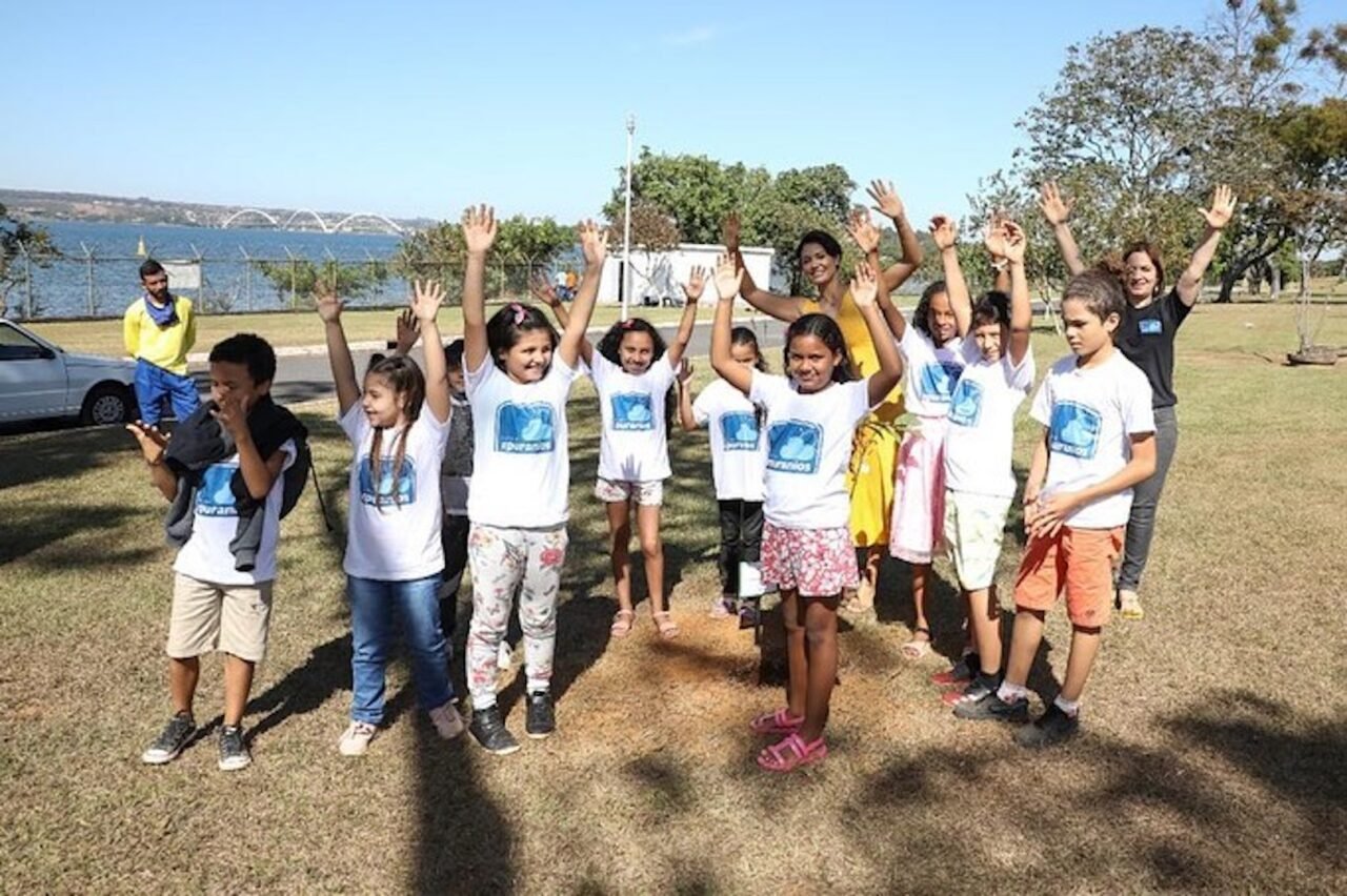 Michelle Bolsonaro recebe crianças em celebração ao meio ambiente