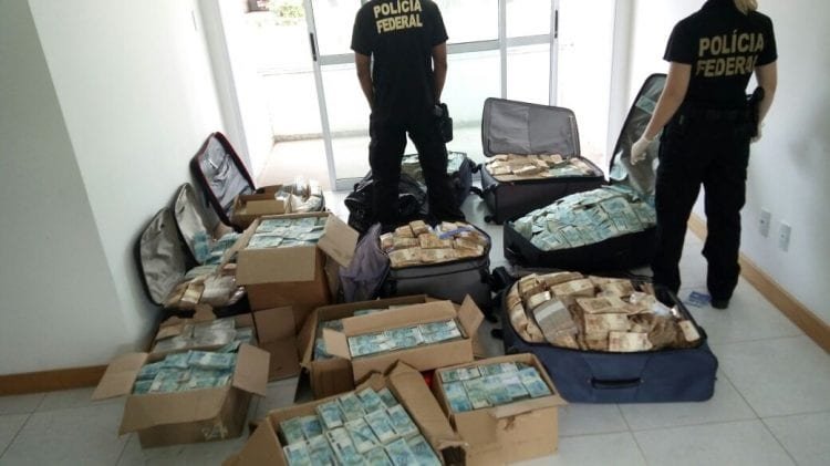 Maços de dinheiro encontrados em malas em apartamento em Salvador pela Polícia Federal que era usado por Geddel Vieira Lima (Crédito: Divulgação)
