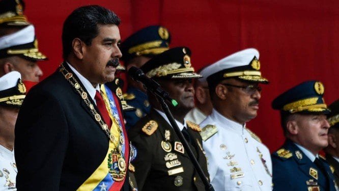 Três militares venezuelanos de Maduro desertam na Venezuela