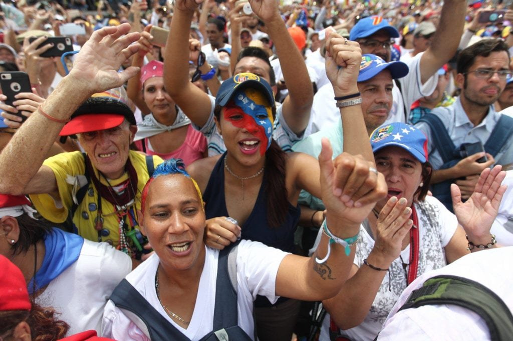 Convocados por Guaidó, manifestantes saem às ruas na Venezuela