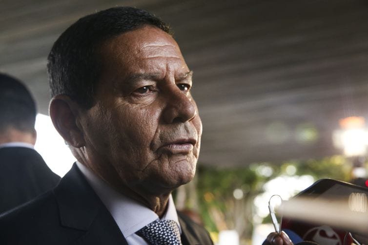 Presidente foi ‘mal interpretado’, diz Mourão após Bolsonaro condicionar democracia à vontade de militares