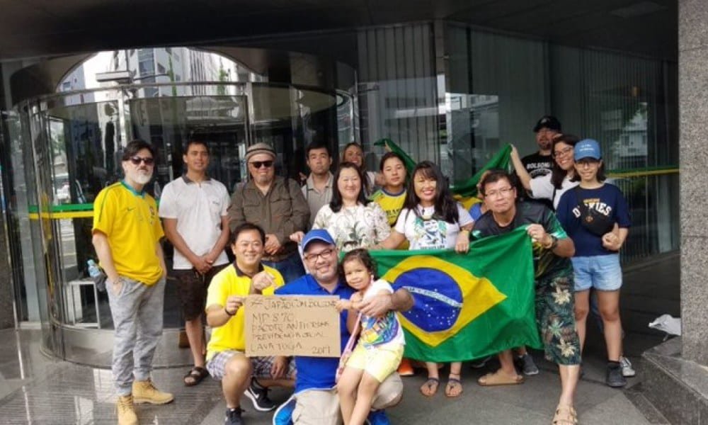 Brasileiros também vão às ruas no Japão   Conexão Política