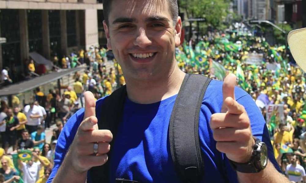 Eduardo Bolsonaro comenta morte de MC Reaça: "A sua força deu resultado!"   Conexão Política