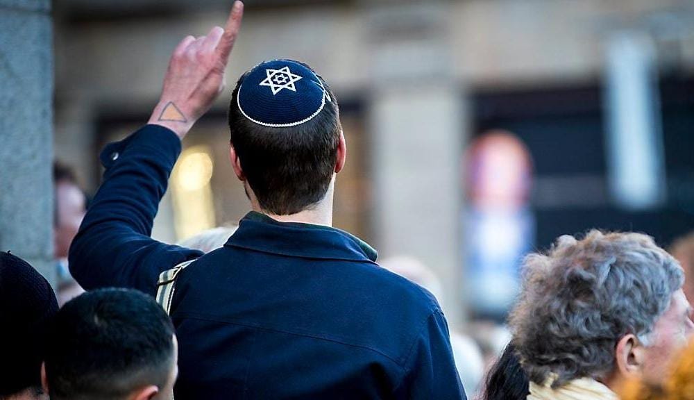 Governo alemão aconselha judeus a não usar o quipá em público e europeus reagem   Conexão Política
