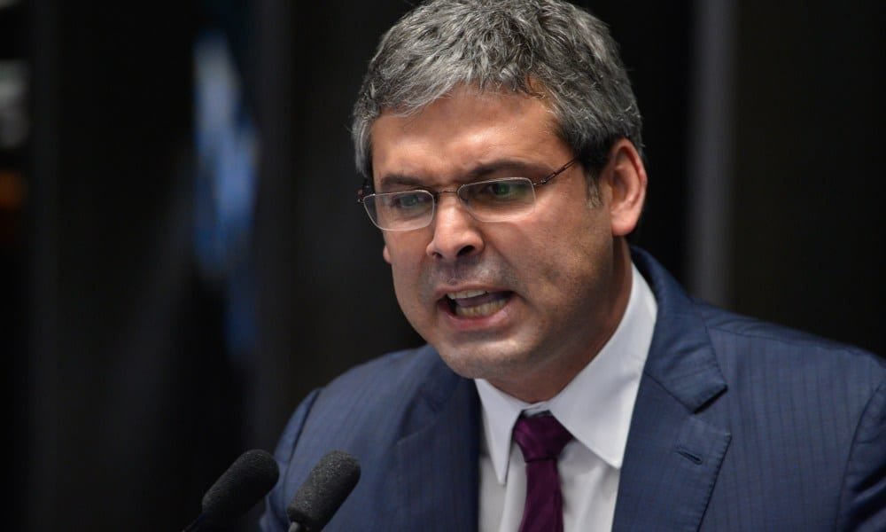 Lindbergh Farias defende Bolsonaro e alerta sobre um possível 'golpe'   Conexão Política
