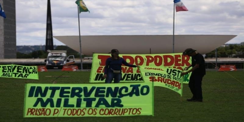 Manifestação pede intervenção militar no Brasil   Conexão Política