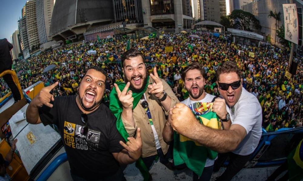 Manifestantes gritam 'Fora MBL' em ato pró reformas na Avenida Paulista   Conexão Política