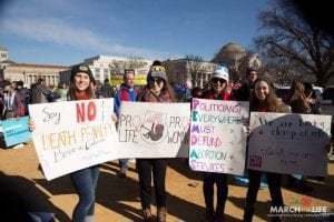 Multidão sai às ruas dos Estados Unidos contra o aborto 25