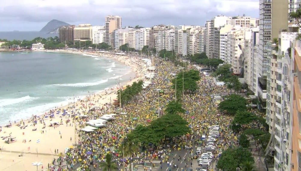 Multidão vai às ruas de Copacabana para defender medidas do governo Bolsonaro   Conexão Política