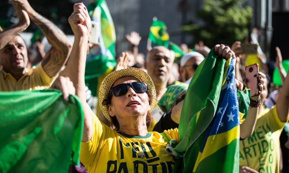 Pesquisa: brasileiros identificam se majoritariamente com a Direita Conexão Política