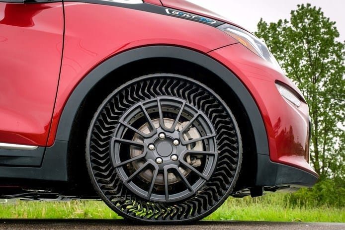 Pneu furado nunca mais; GM e Michelin lançam o Uptis — um pneu sem ar   Conexão Política