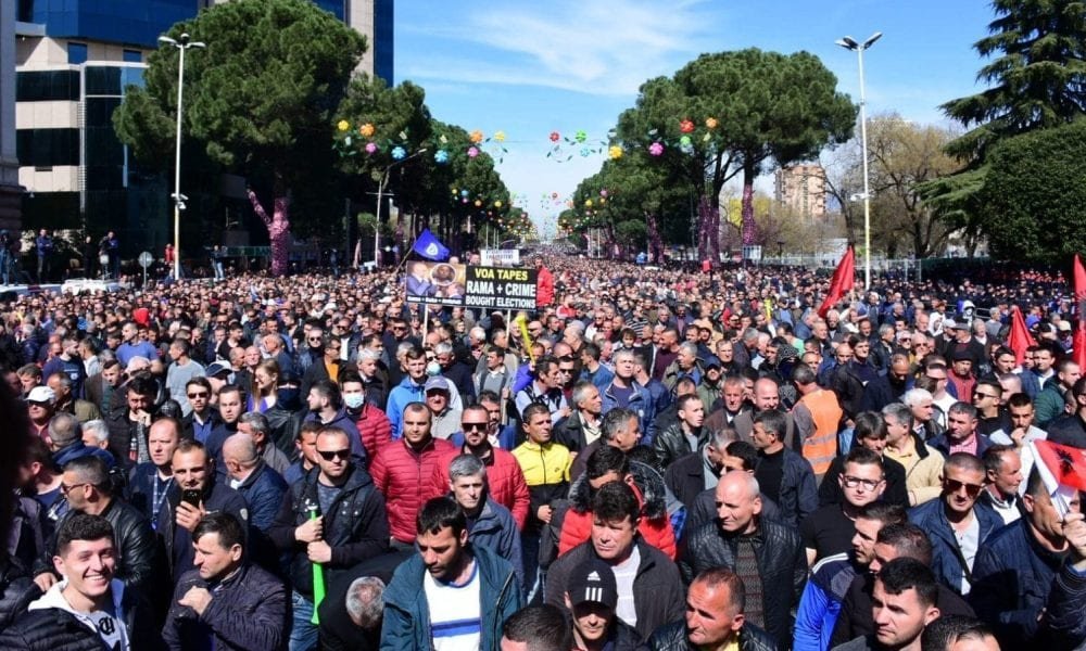 Povo vai às ruas contra o governo socialista na Albânia   Conexão Política