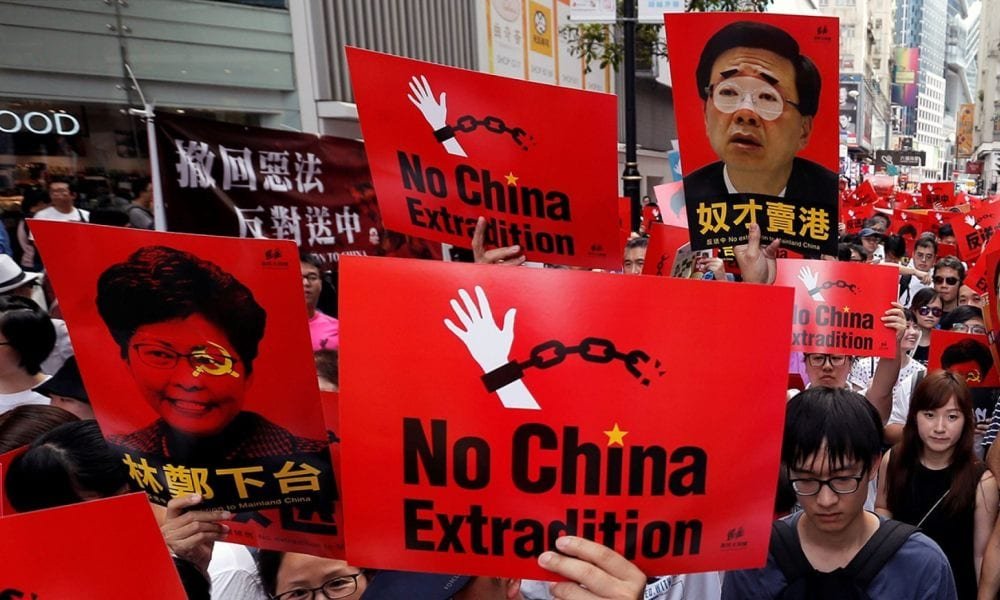Protesto em Hong Kong atrai milhares de pessoas contra lei de extradição que pode perseguir críticos ao governo chinês   Conexão Política