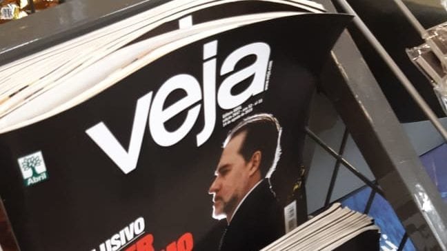 Revista Veja encalha nas gandolas dos supermercados e nas bancas de revistas