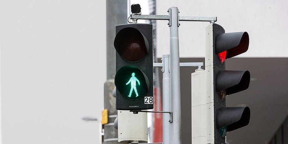 Viena recebe semáforos inteligentes de pedestres com câmeras e sem botões   Conexão Política