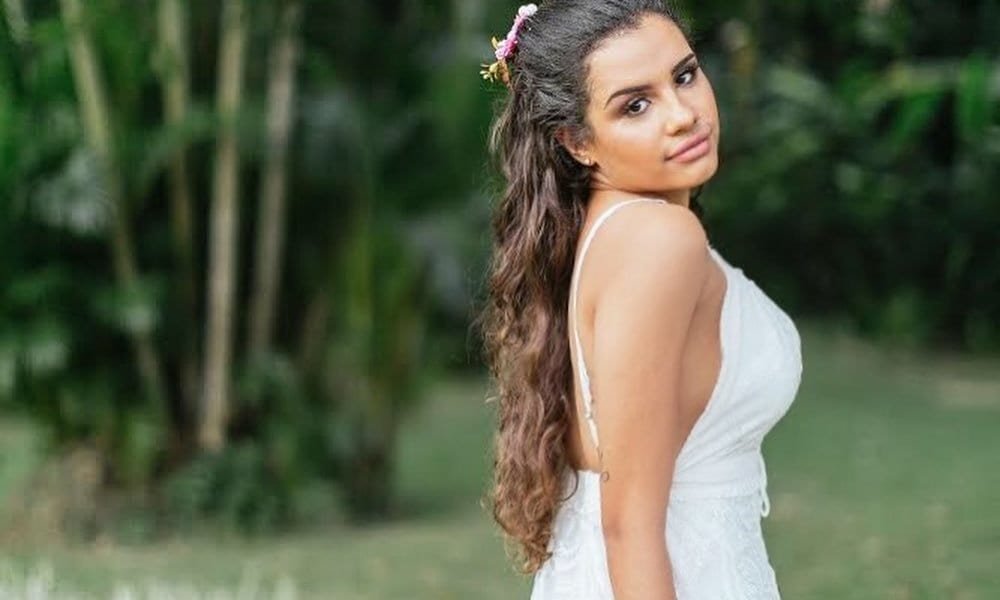 Influencer Alinne Araújo morre após ser abandonada no altar e se casar sozinha