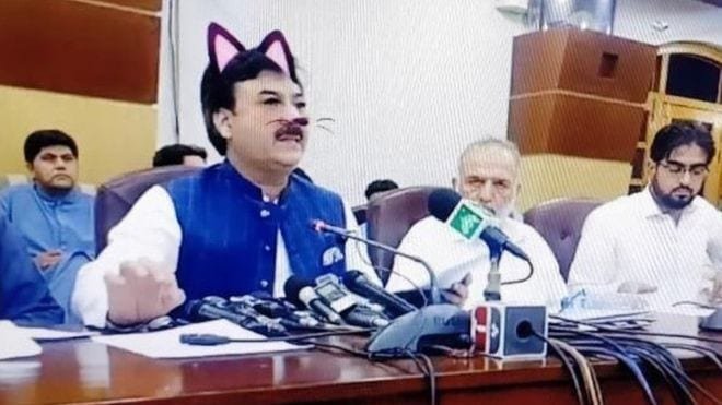 Político do Paquistão dá conferência de imprensa ao vivo com filtro de gatinho   Conexão Política