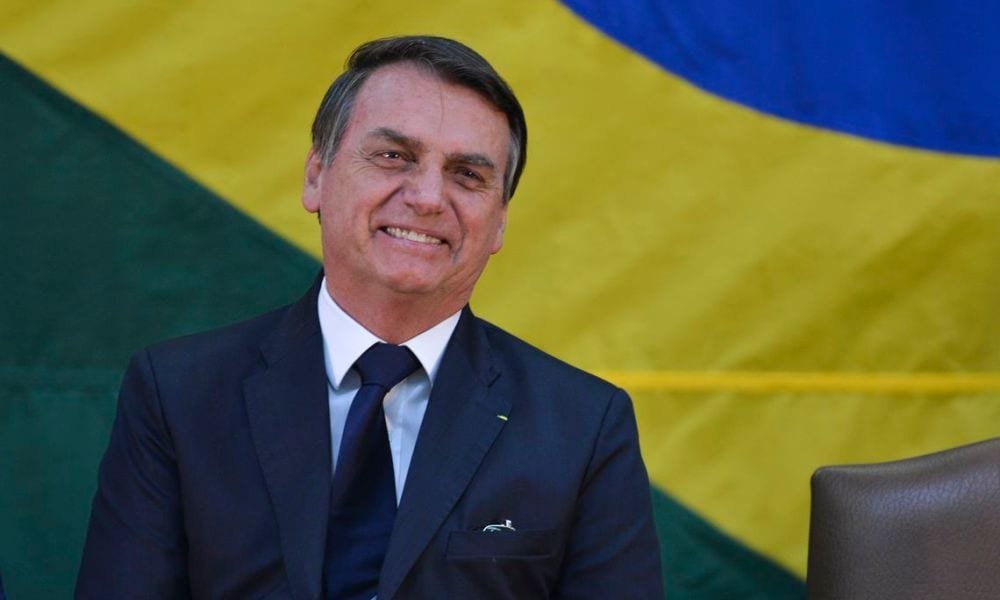 Presidente Bolsonaro celebra fim de taxa para radioamadores