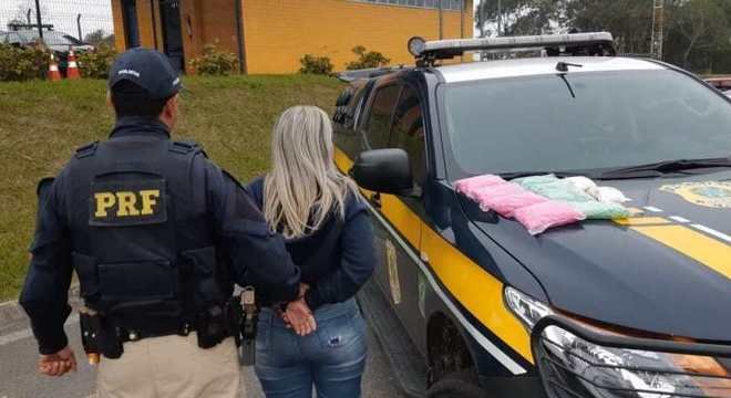 PRF prende garota de 18 anos com 16 mil comprimidos de ecstasy   Conexão Política