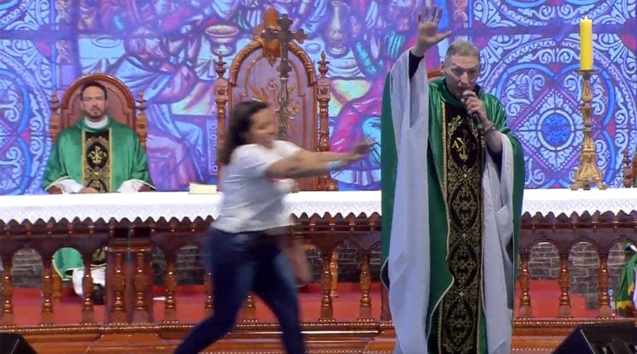 VÍDEO: Mulher joga padre Marcelo Rossi do palco de evento em SP