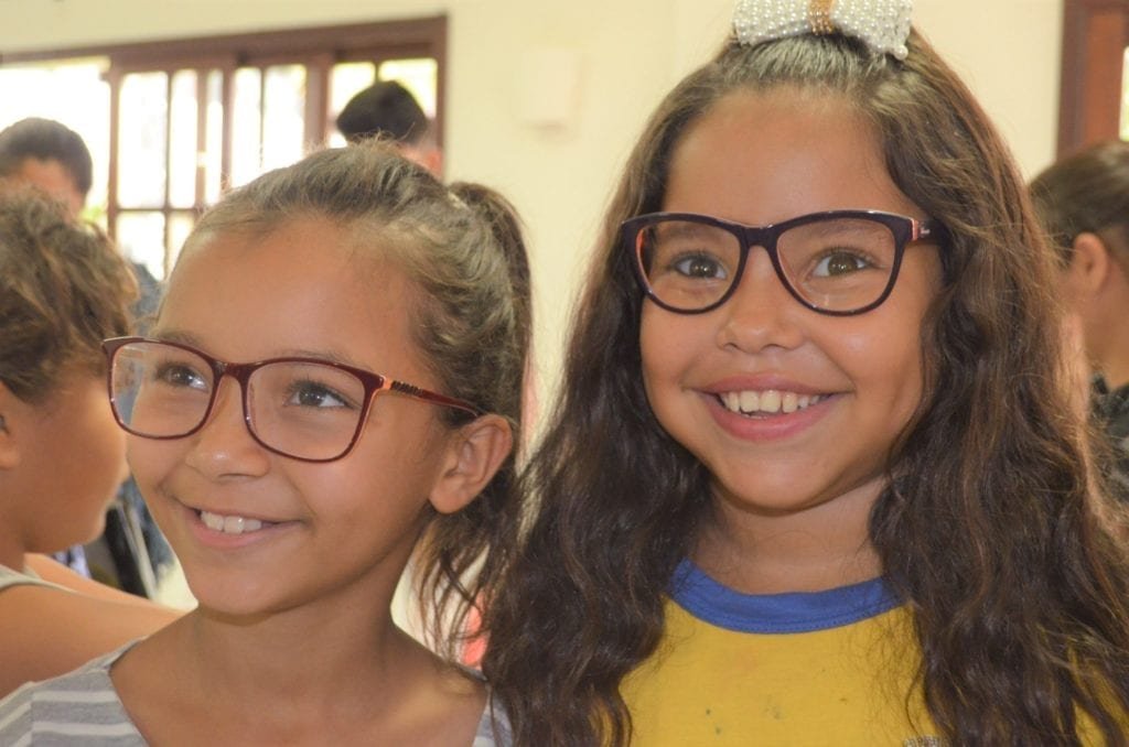 Programa da Unimed doa óculos de grau a Alunos de Marataízes
