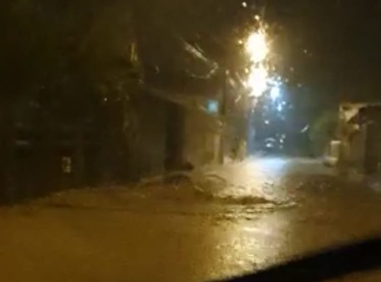 Chuva tão forte em Marataízes que bueiro jorrou água para o alto