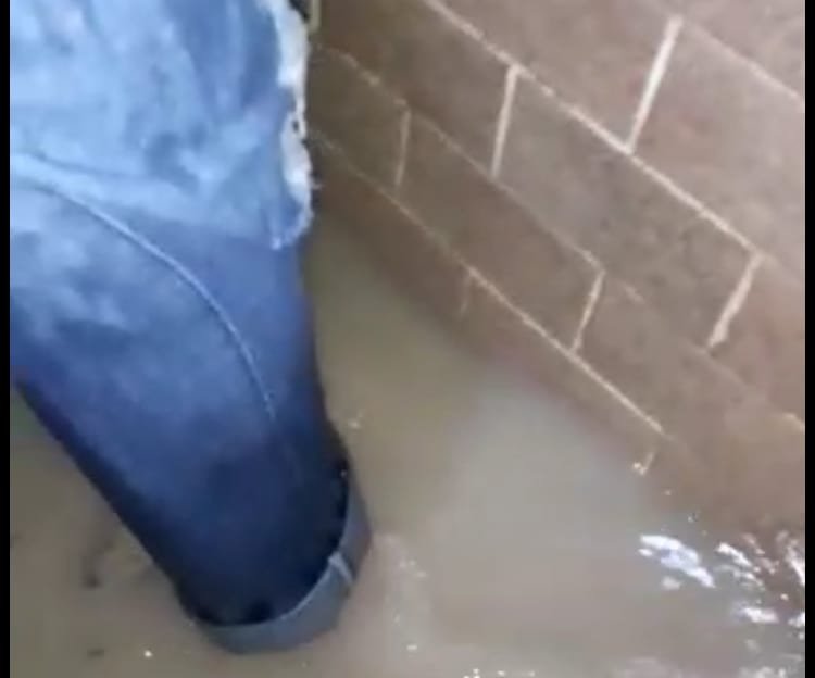 Moradora filma momento em que água da chuva invade sua casa em Marataízes