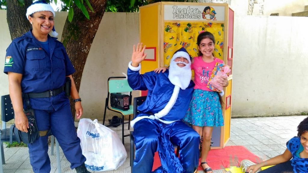 Papai Noel Azul faz visita surpresa às crianças de Piabanha, em Itapemirim