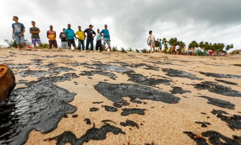 Manchas de óleo no Nordeste se concentram em Pernambuco, diz Marinha
