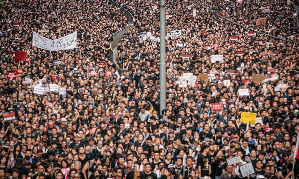Milhares de manifestantes voltam às ruas de Hong Kong