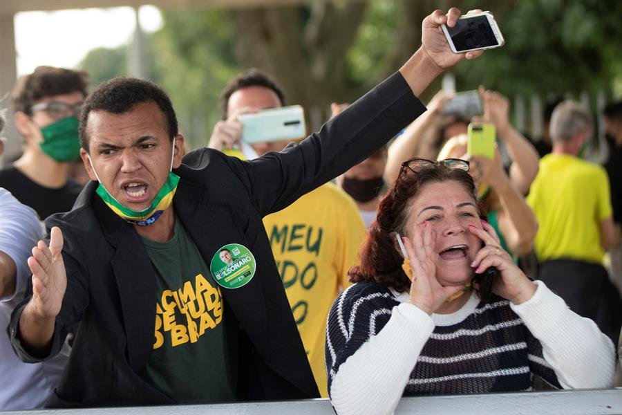 Globo e Folha abandonam plantão em frente ao Alvorada