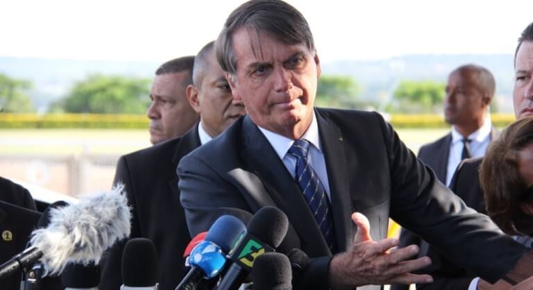 Bolsonaro diz que ninguém vai dar golpe em cima dele