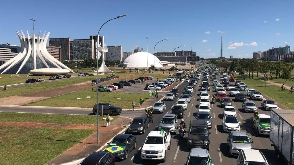 Carreata pró-Bolsonaro lota Esplanada dos Ministérios