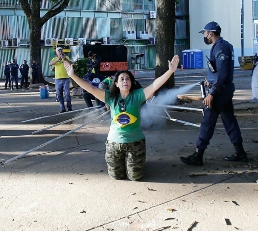 Manifestantes mesmo ajoelhados são alvejados por spray de pimenta em Brasília