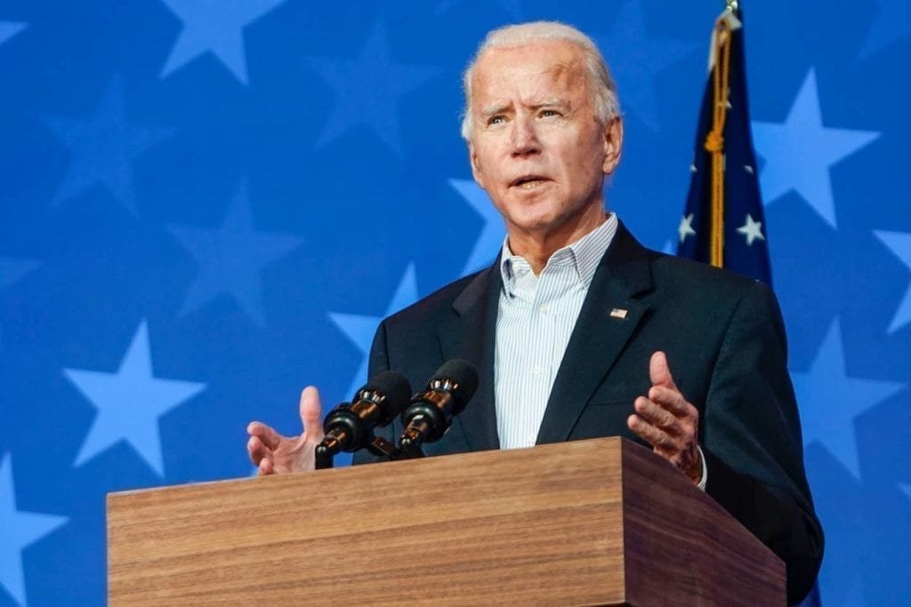 Joe Biden, à frente do presidente Trump na votação, pede calma em meio a novas lutas legais.