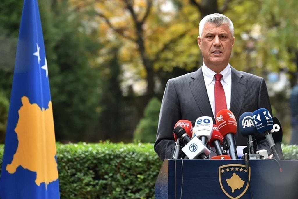 O presidente do Kosovo, Thaci, renuncia para enfrentar acusações de crimes de guerra em Haia