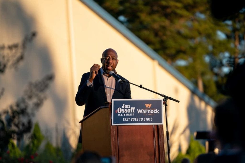 Raphael Warnock se concentra, atira, nos segundos turnos do Senado da Geórgia