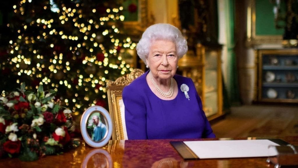 Rainha Elizabeth entrega mensagem de esperança em discurso de Natal após ano difícil