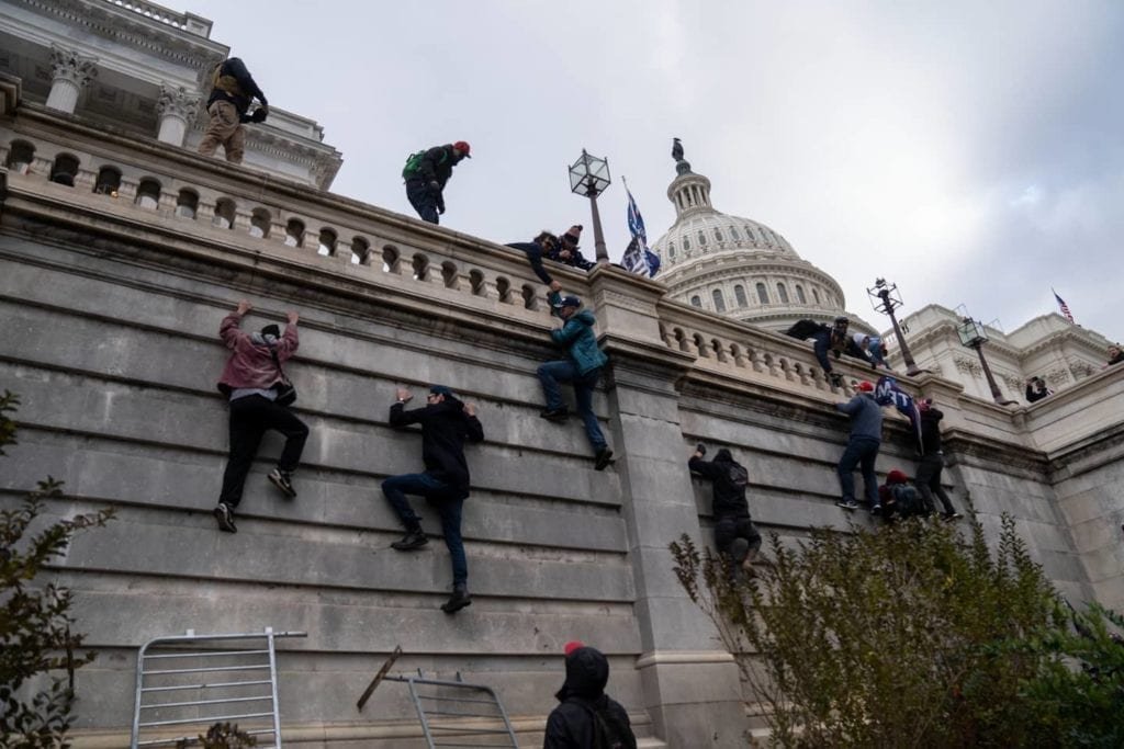 Atualizações ao vivo: Apoiadores de Trump invadem o Capitol;  Guarda Nacional DC ativada;  mulher baleada fatalmente