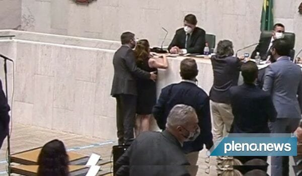 Partido pode expulsar deputado que ‘apalpou seio’ de colega