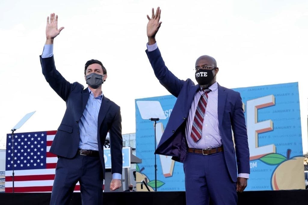 Warnock e Ossoff inauguram o controle democrata do Senado, ajudando a agenda de Biden.