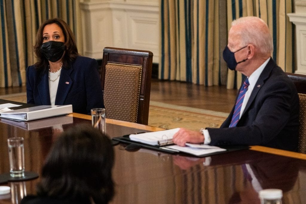 Biden convoca Harris para lidar com crises na fronteira