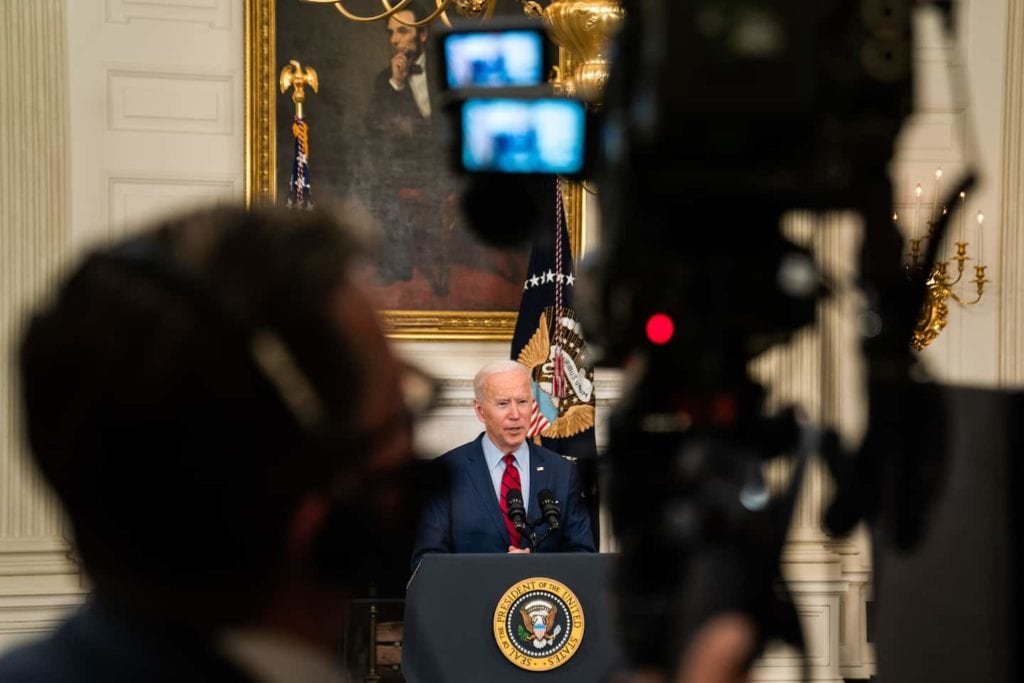 Biden impulsiona novas medidas de controle de armas