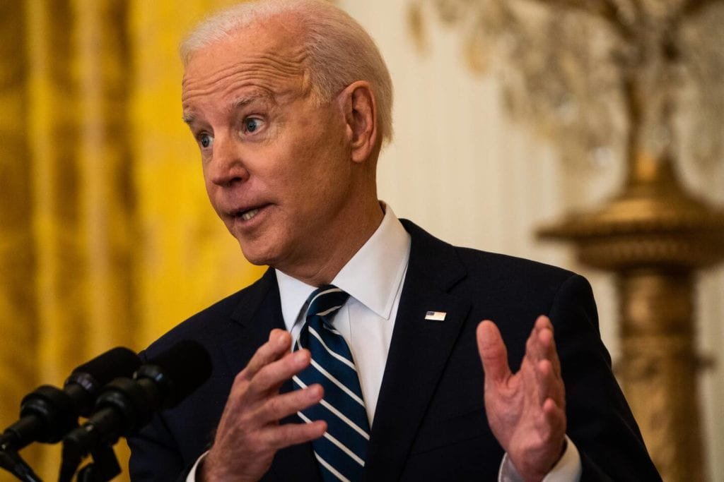 Biden promete enfrentar as crises do país, mas diz que alguns podem esperar