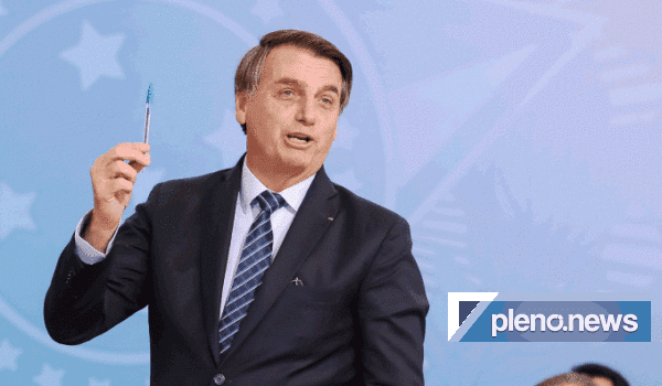 Bolsonaro assina decreto que ‘destrava’ o auxílio emergencial