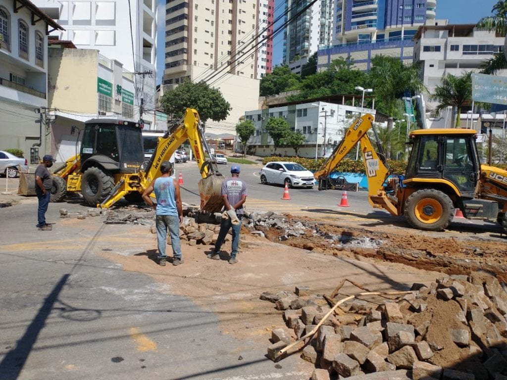 Obra de drenagem altera trânsito em rotatória do bairro Gilberto Machado