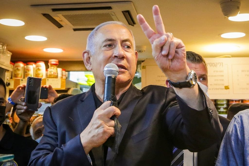 Cinco maneiras pelas quais a 'raposa política' Netanyahu se agarrou ao poder