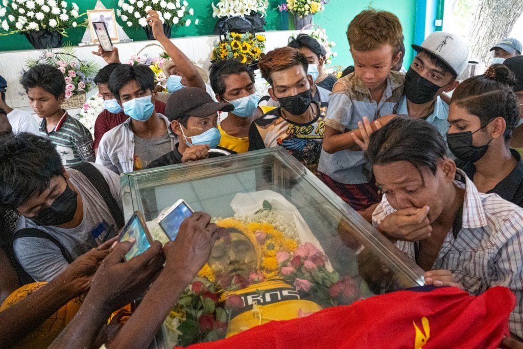 Enquanto as forças de segurança de Mianmar reprimem os protestos anti-golpe, mais e mais crianças estão morrendo