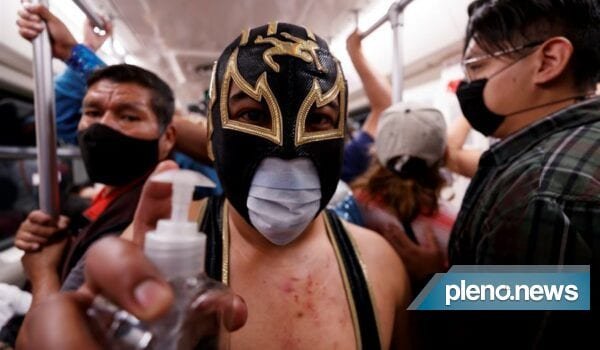Lutadores mexicanos promovem ação contra Covid no metrô