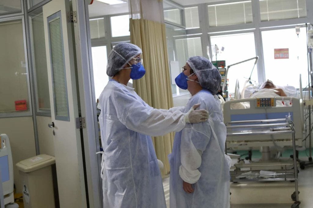 Médicos coronavírus do Brasil tomam decisões de vida ou morte sobre ventiladores, oxigênio